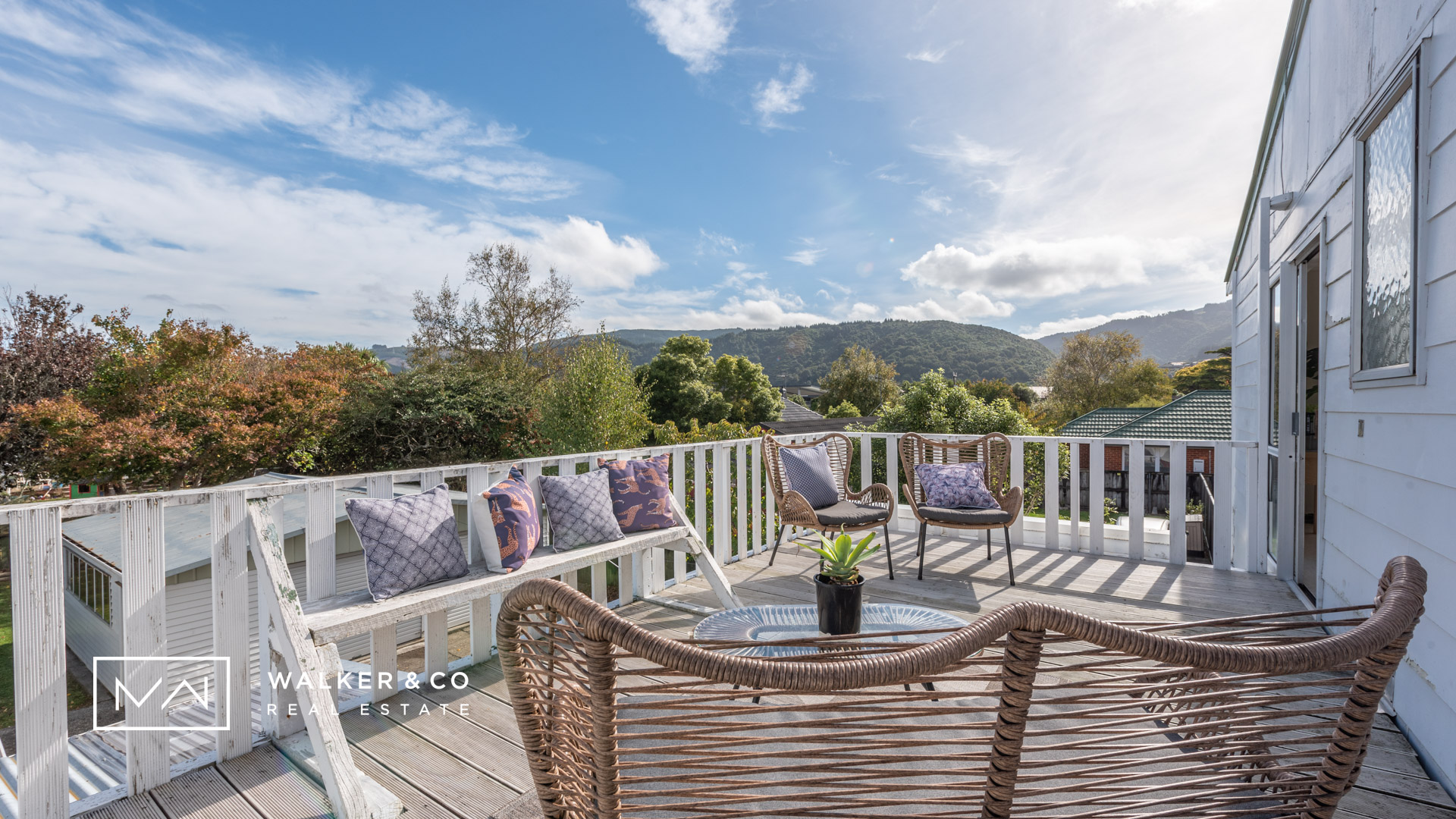 27 Upstairs deck
